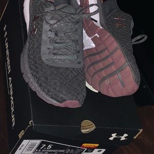 WOMENS SIZE 7.5 UNDER ARMOUR CHARGED ESCAPE 2